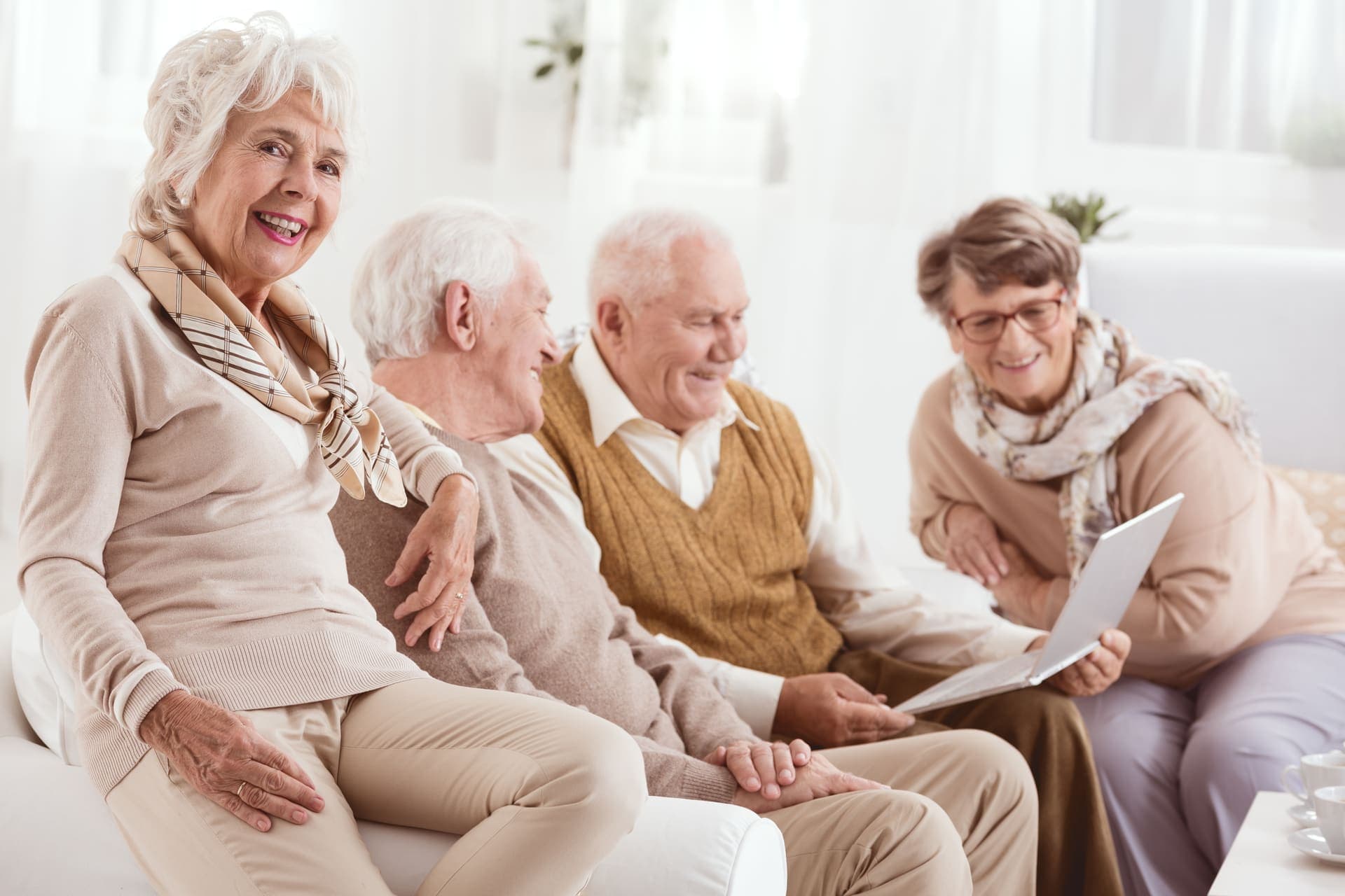 Seniori fericiți într-un cămin de bătrâni